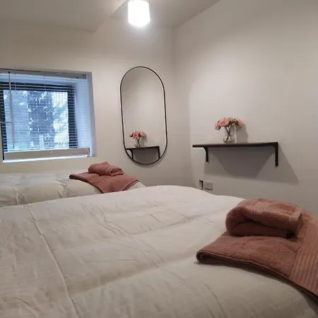 Spacious Two Bedroom Newport St 8 *