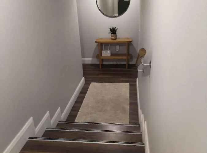 Spacious Two Bedroom Longs Place, 8 דירה *