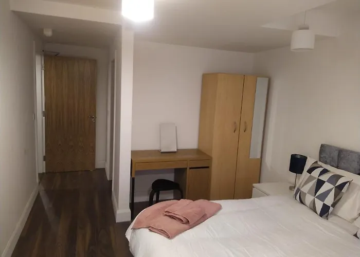 Spacious Two Bedroom Longs Place, 8 Daire