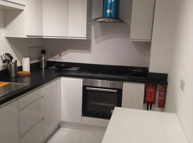 Spacious Two Bedroom Longs Place, 8 דירה *