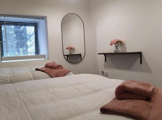 Spacious Two Bedroom Longs Place, 8 *