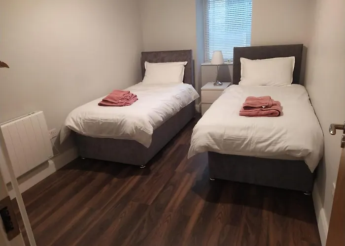 Spacious Two Bedroom Longs Place, 8 아파트